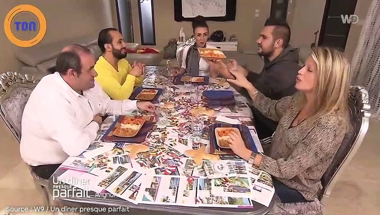 Lili Un Diner Presque Parfait Un dîner presque parfait : il jette son assiette...pour faire une blague !  - Vidéo Dailymotion