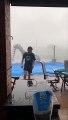 Ils est conseillé de bien attacher son trampoline en pleine tempête
