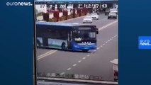Çin'de öğrencileri taşıyan otobüs yoldan çıkıp göle düştü: 21 ölü