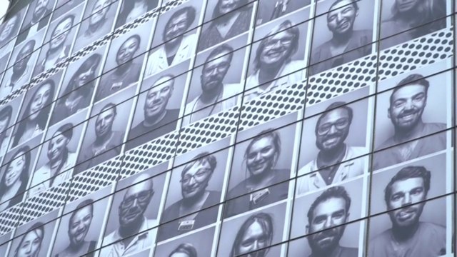 Des portraits de soignants réalisés par JR affichés sur l'opéra Bastille
