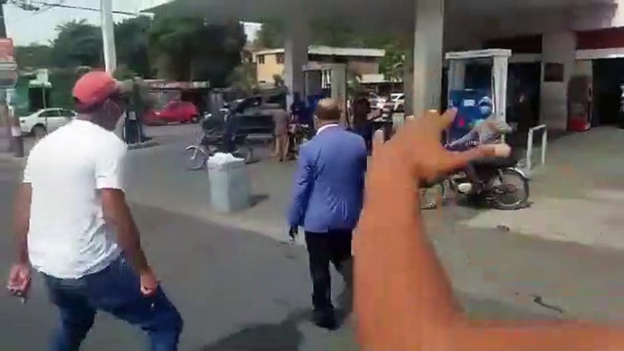 Diputado Plutarco Pérez es abucheado frete a Junta Municipal Electoral de La Romana