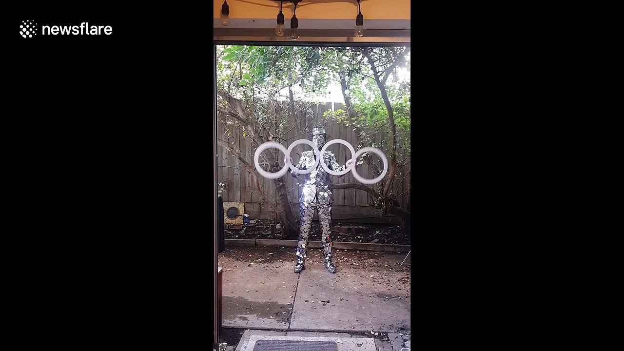 Completely mesmerising hoop juggling by Aussie performer