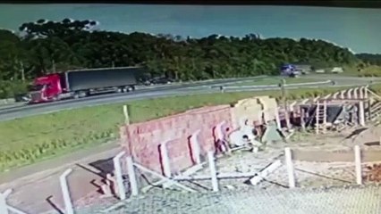 Veja: carro da Polícia Civil cruza Contorno Norte e é atingindo em cheio