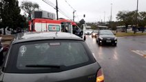 Ambulância e carro batem na Avenida Tancredo Neves
