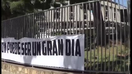 Pancarta culé en los exteriores del Camp Nou aludiendo a la posibilidad de que el Espanyol descienda esta noche