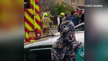 Londra'da evlerin üzerine vinç düştü!