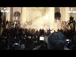 Lockdown protesters storm Serbian parliament