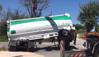 Cupramontana (AN) - Rimorchio in bilico su carreggiata (08.07.20)