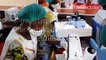 Togo : fabrication de masques alternatifs dans un atelier de couture