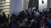 Violenta protesta ante el Parlamento serbio por el toque de queda debido al COVID- 19
