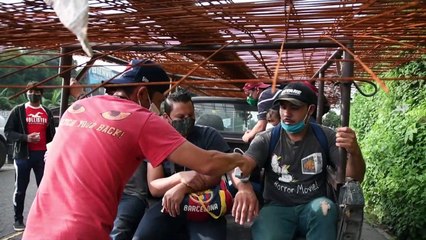 Guatemaltecos se arman para combatir pandemia y violencia al pie de furioso volcán