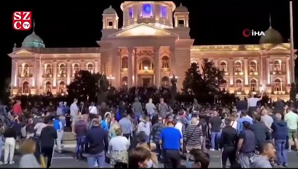Sırbistan’da Covid-19 tedbirleri protesto edildi, hükümetten geri adım sinyali geldi