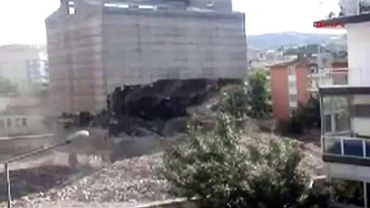 Démolition ratée d'un batiment qui termine à l'envers