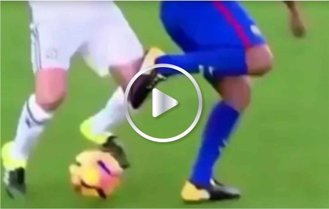 Solo Ronaldinho puede hacer esto ¡Un caño de espaldas!