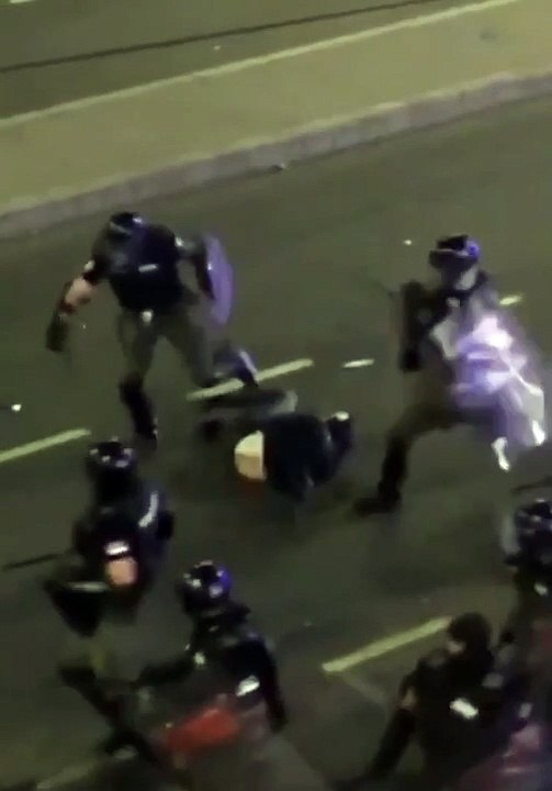 Violencia Policial contra manifestante en Belgrado Serbia, 8 de Julio 2020.