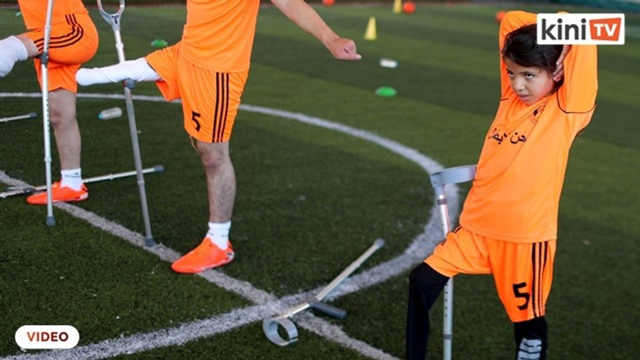 Pemain bola sepak muda kudung di Gaza mula berlatih semula