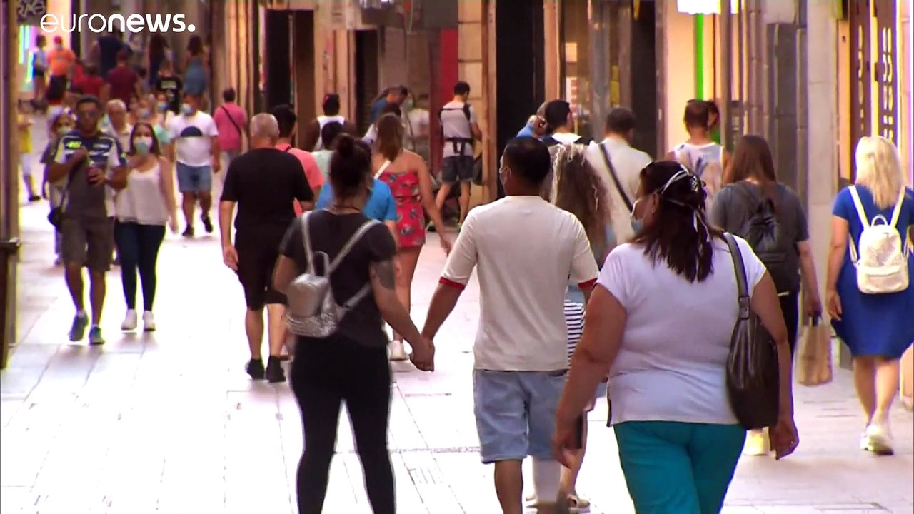 Covid-19 global: "oben ohne" kostet in katalonien 100 euro