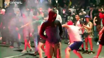 Sırbistan'da hükümetin Covid-19 önlemlerini protesto eden binlerce kişi polisle çatıştı
