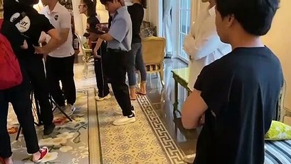 Ê-kíp hùng hậu chăm sóc Ngọc Trinh