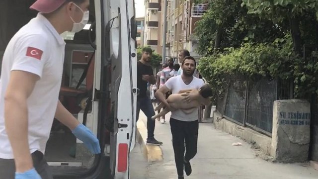 Nefes alamayan oğlunu ambulansa taşıyan babanın yürek yakan feryatları