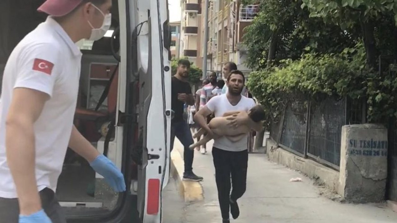 Nefes alamayan oğlunu ambulansa taşıyan babanın yürek yakan feryatları