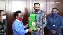Ketua Umum Partai Kebangkitan Bangsa Muhaimin iskandar menyambut kedatangan Ketua Umum Partai Demokrat Agus Harimurti Yudhoyono .
