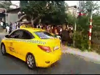 Sosyal mesafesiz sokak düğününe polis baskın yaptı