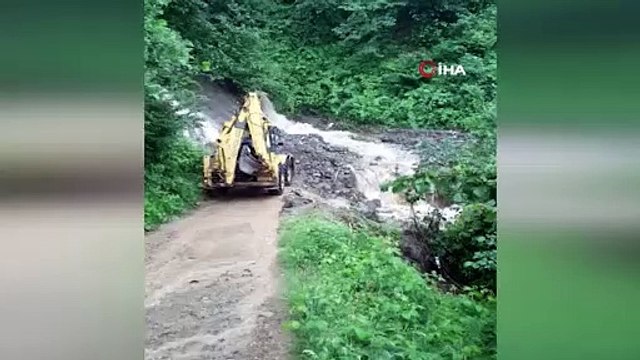 Giresun’da etkili olan sağanak yağış nedeniyle karayollarında heyelan meydana geldi