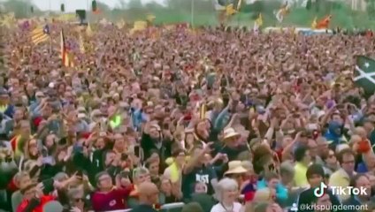 Puigdemont se cree Freddy Mercury y simula el concierto de Wembley con imágenes del mitin en Perpiñán