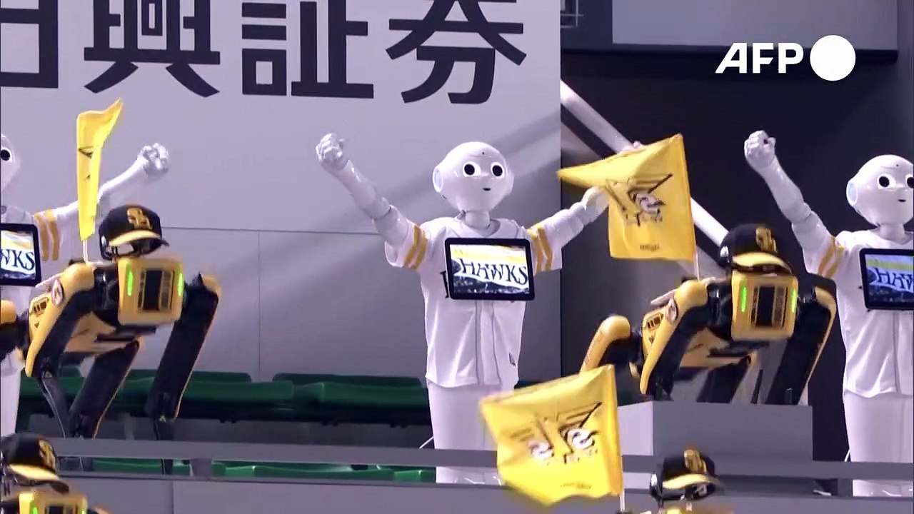 Wegen Corona: Roboter feuern Spieler im Stadion an