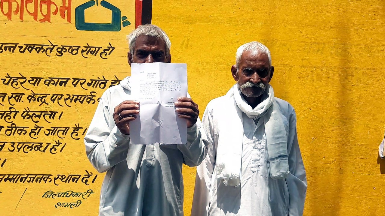 मनरेगा की मजदूरी के रुपए ना देने का सचिव पर आरोप