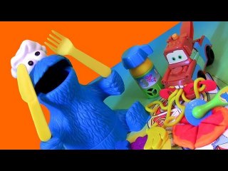 Video herunterladen: Play Doh Chef Cookie Monster Eats Pizza Lunch Box 123 Mold 'n Go Speedway Playdough Mater Cars Pixar