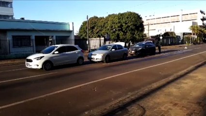 Engavetamento envolve três carros na Rua Erechim