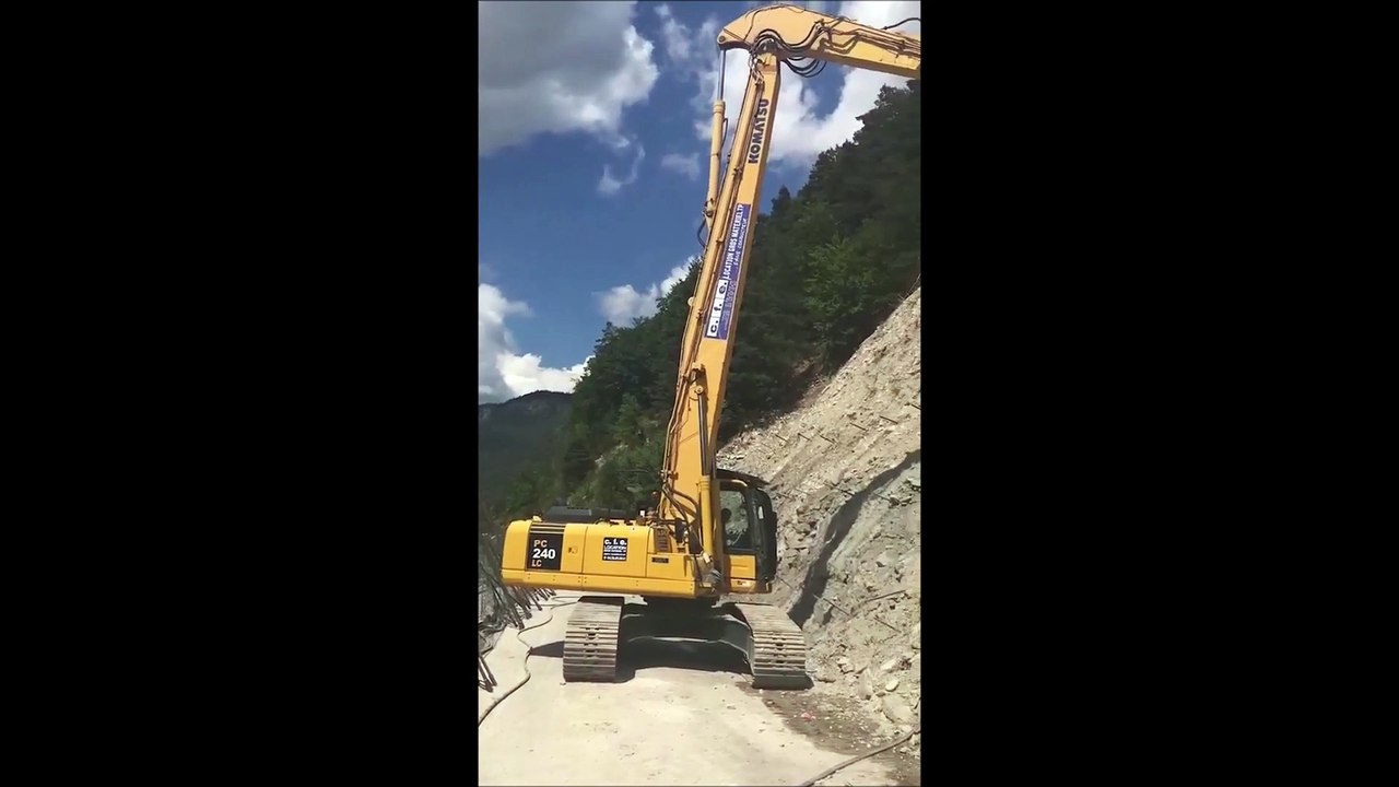 Pelle sur chenilles KOMATSU PC240 avec une glissière de forage - CFE Location