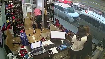 Son dakika... Milli antrenör kick box salonuna sığınan kadına böyle sahip çıktı | Video