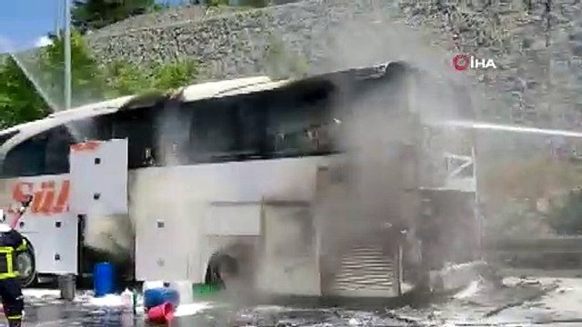Seyir halindeki otobüs yandı