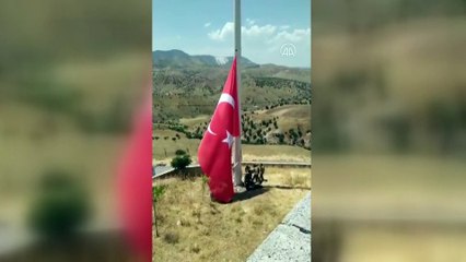Siirt'in Bayraktepe köyünde eskiyen Türk bayrağı yenisiyle değiştirildi