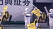 Des robots Spot et Pepper dansent pendant un match de baseball