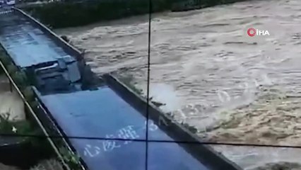 - 480 yıllık köprü yerle bir oldu