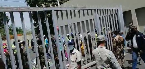 Piquete en reclamo de empleos frente a la alcaldía de Santo Domingo Este