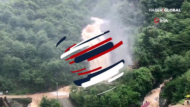 Çayeli ilçesindeki Ağaran Şelalesi yine taştı