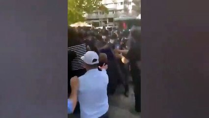 Polisten Ankara'da "çoklu baro" teklifine karşı nöbet tutan avukatlara  sert müdahalede