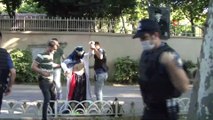 Beşiktaş Dolmabahçe Caddesi üzerinde oturan bir kadının durumundan şüphelenen polis ekipleri caddeyi trafiğe kapattı. Polis ekipleri kadını gözaltına aldı.