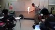 Un professeur de chimie met le feu au sol de la classe pendant une expérience