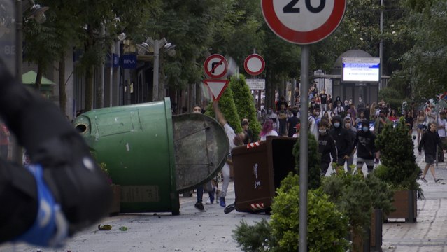 Cargas de la Ertzaintza y contenedores quemados en un mitin de la ultraderecha en Barakaldo