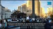 Concentración en la plaza Moreno con banderas argentinas y pancartas en contra de la cuarentena