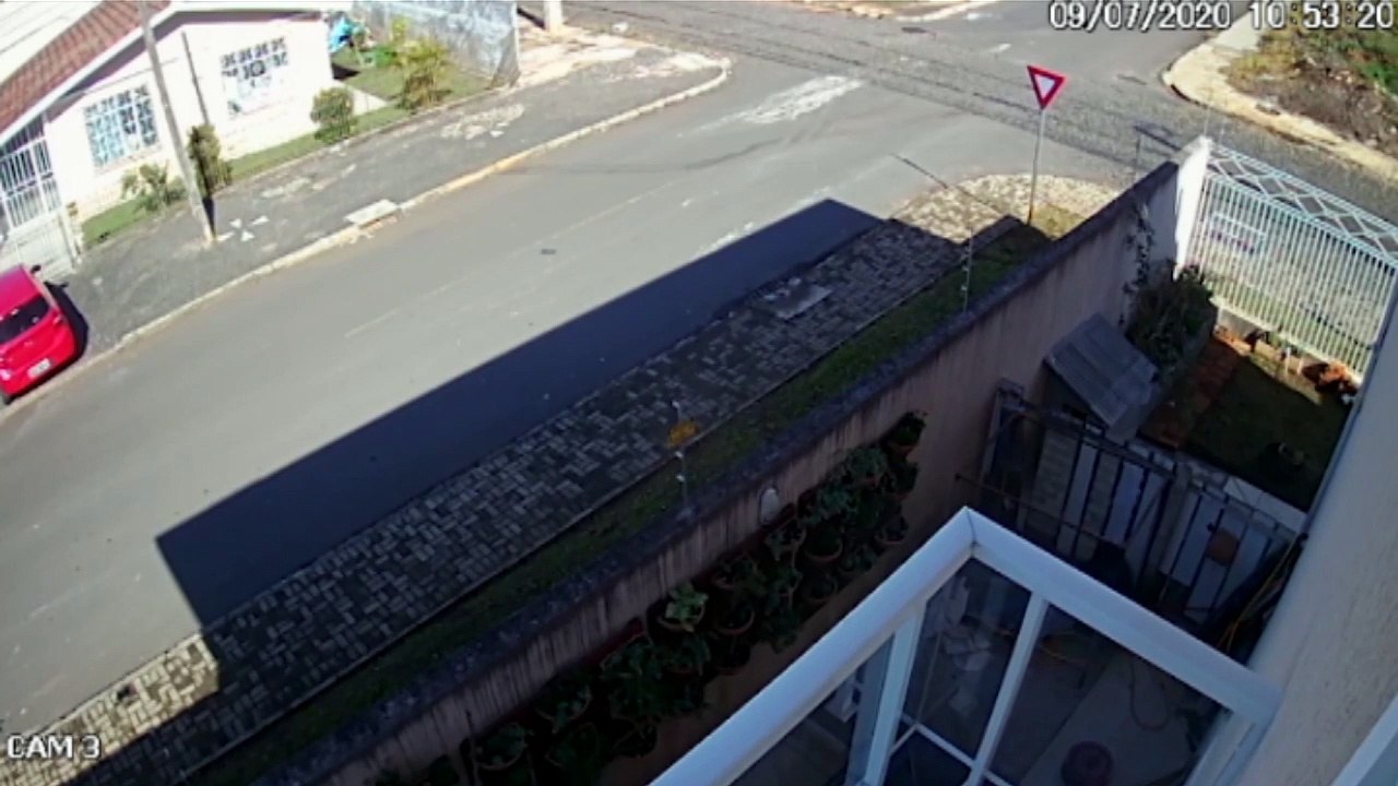 Motorista fura preferencial e causa acidente em Ponta Grossa