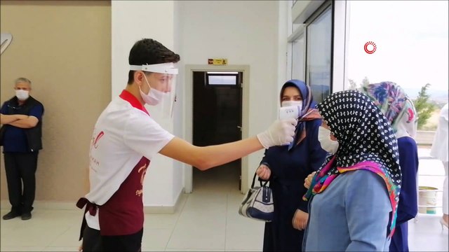 Davetliler düğün salonuna Bakan Koca’nın açıklaması ile alınıyor