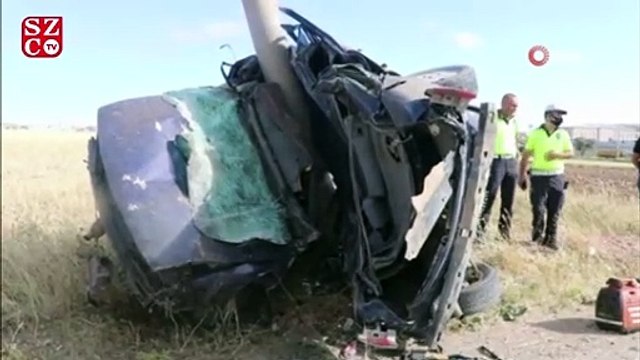 Otomobil elektrik direğine saplandı: 1 ölü