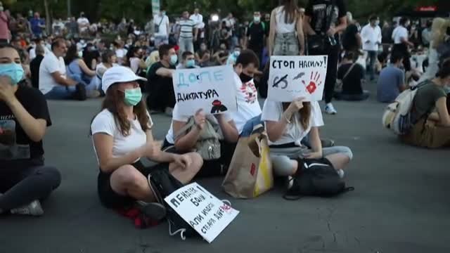 Siguen las protestas en Belgrado por las medidas contra el coronavirus